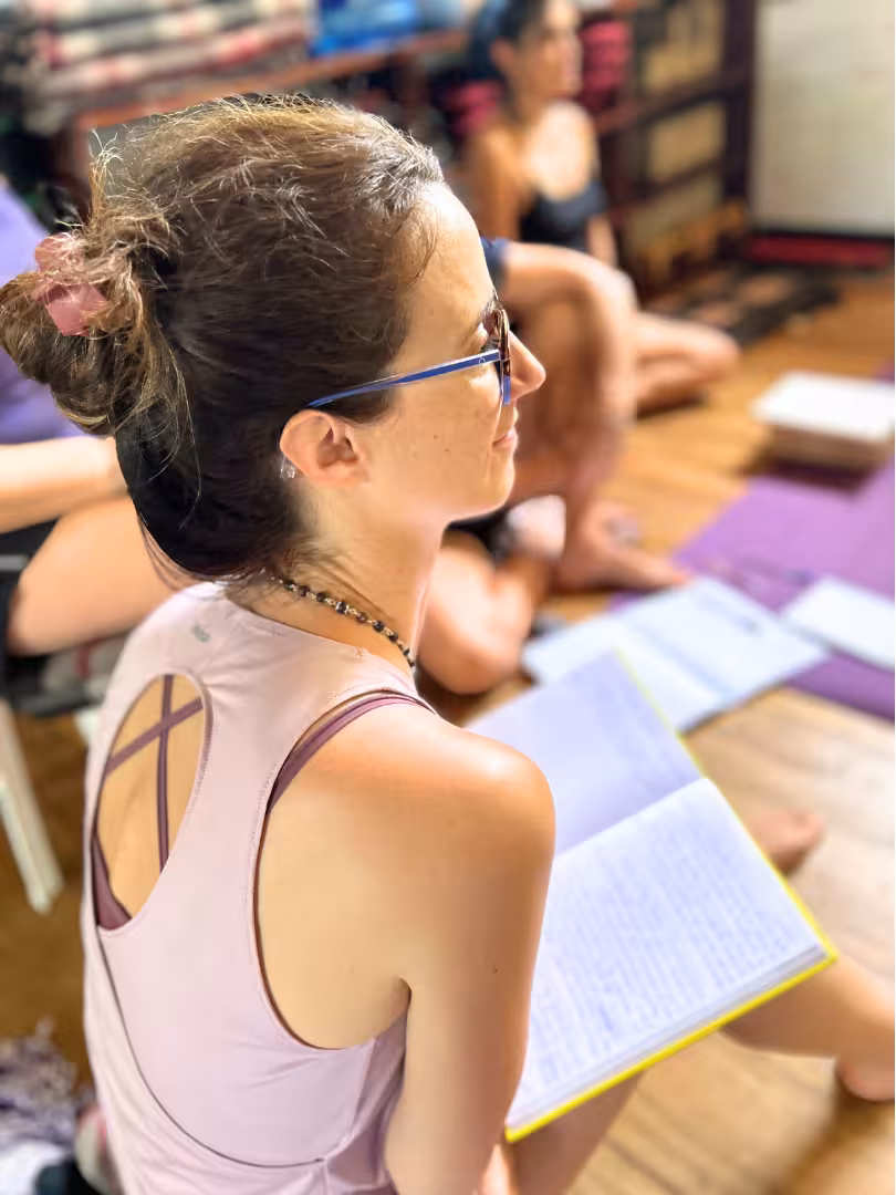 Práctica de yoga en interior