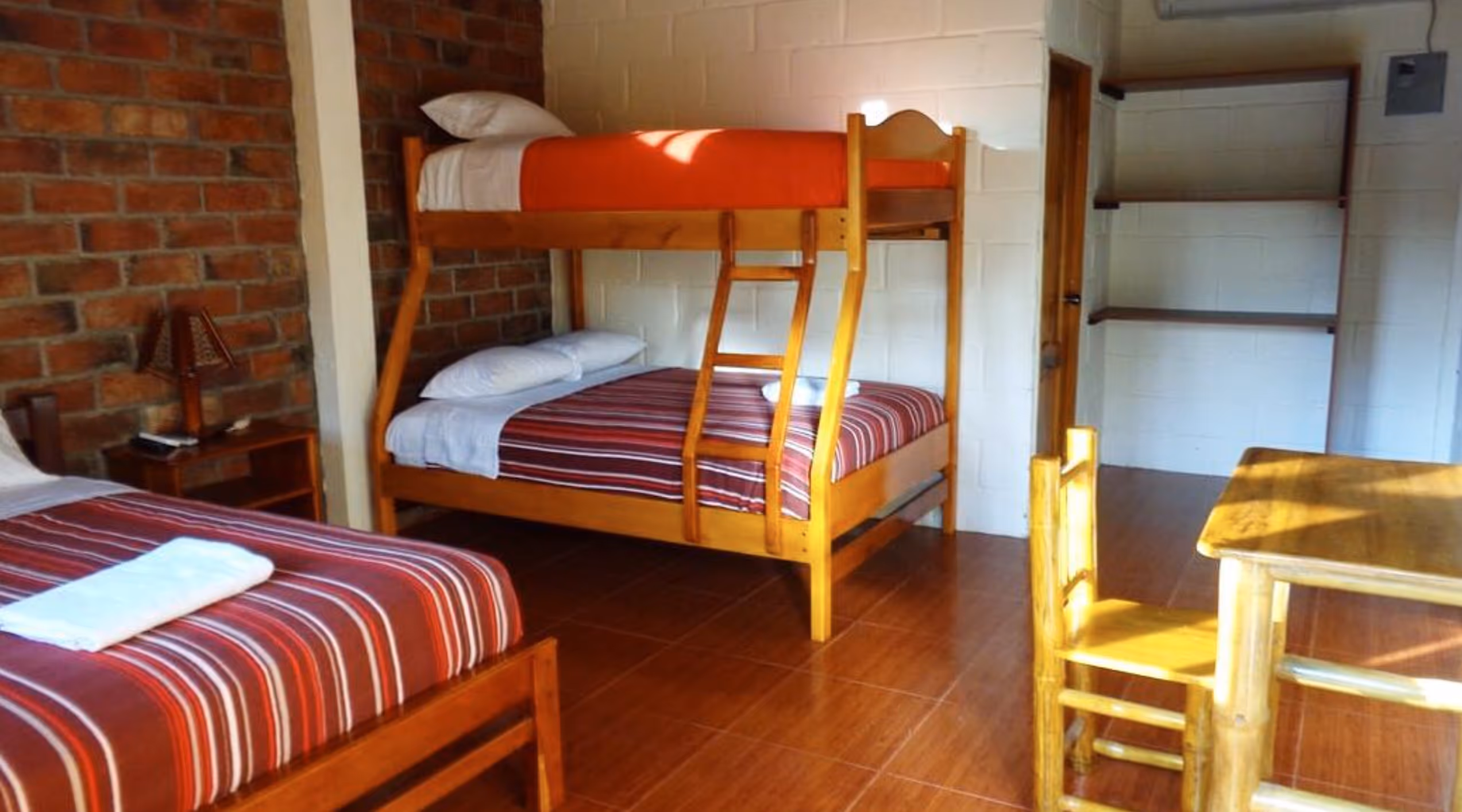 Shared room with bunk beds and single beds at the Hostería Arandú