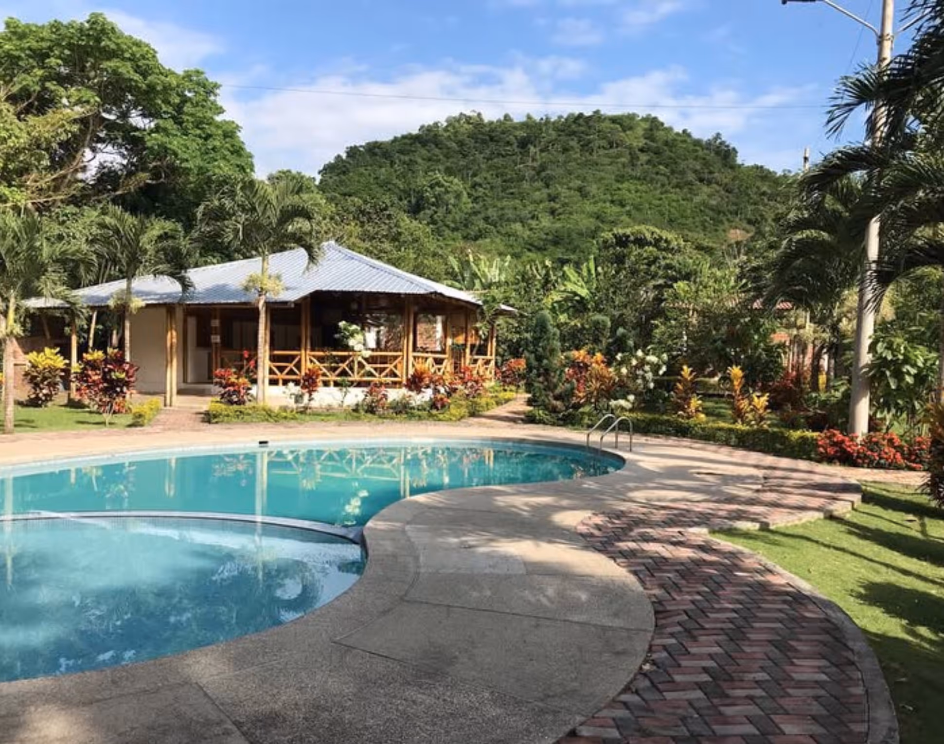 View from the bamboo cabin with tropical garden and pool of the Hostería Arandú