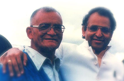 Padre César Dávila y Swami Veda